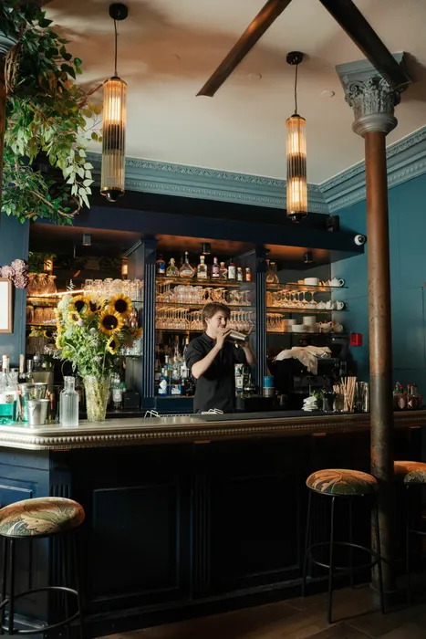 Le bar et ses étagères de bouteilles