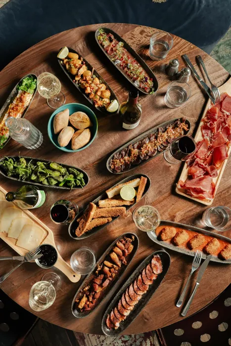 Table garnie de plats à partager chez Maria Belza, vue du dessus