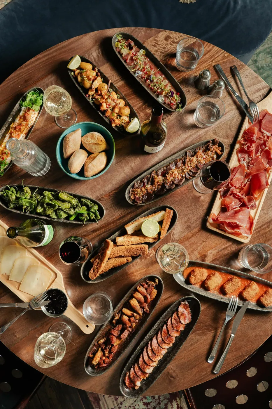 Table garnie de plats à partager chez Maria Belza, vue du dessus