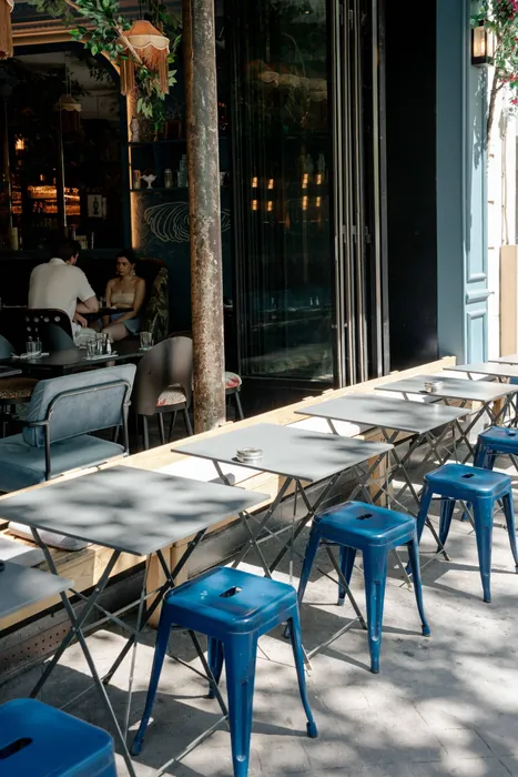 La terrasse et ses tabourets bleus au bord du canal