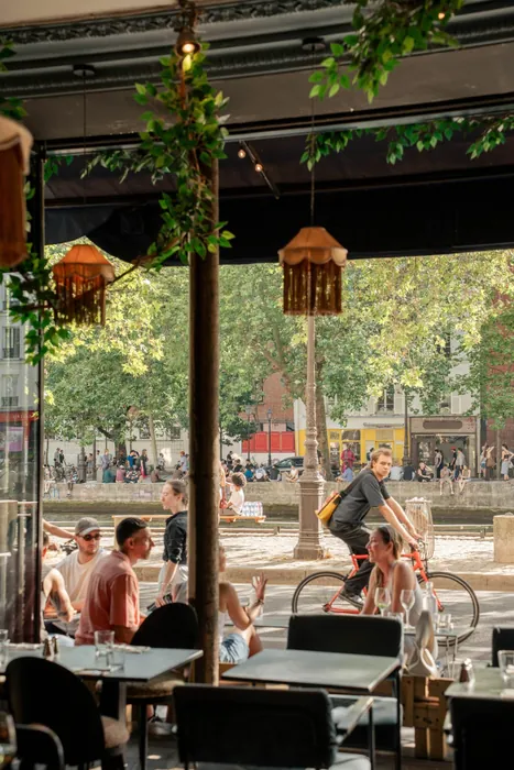 Vue sur le canal Saint-Martin depuis l'intérieur du restaurant